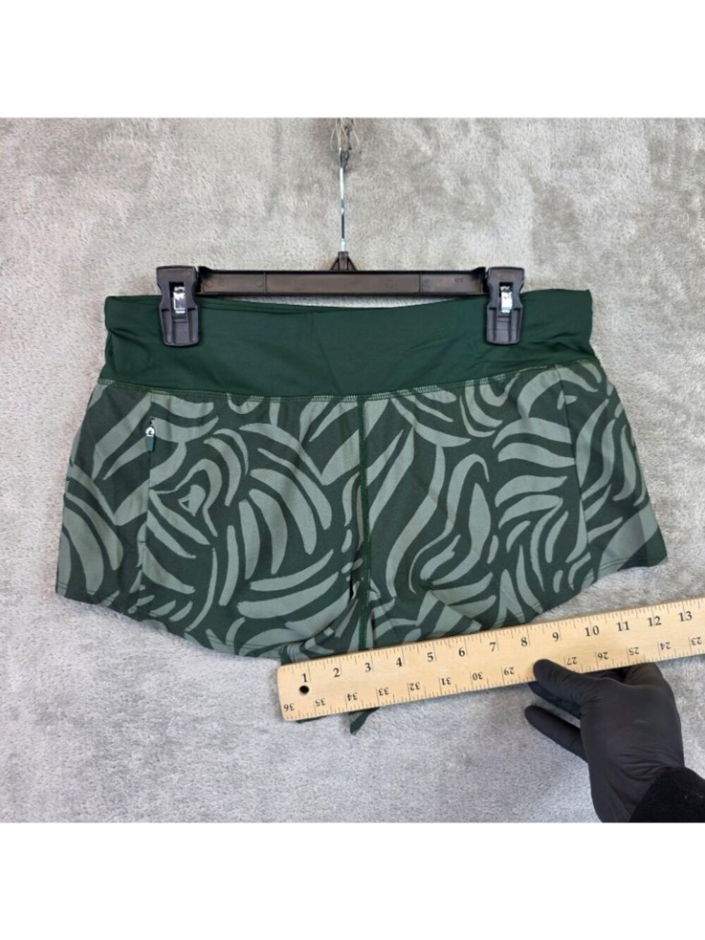 Title Nine Shorts Womens M Green Animal Print Quick Dry Running Gym Athletic - Picture 6 of 8